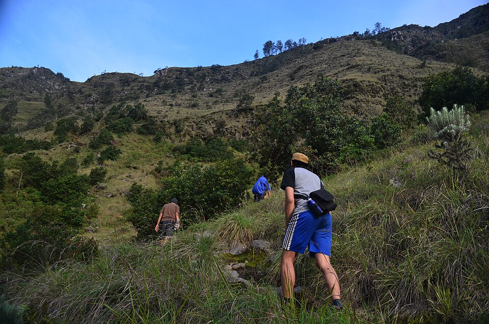 Indonesia Reviews Mount Rinjani Safety Protocols Following Tourist Fatality