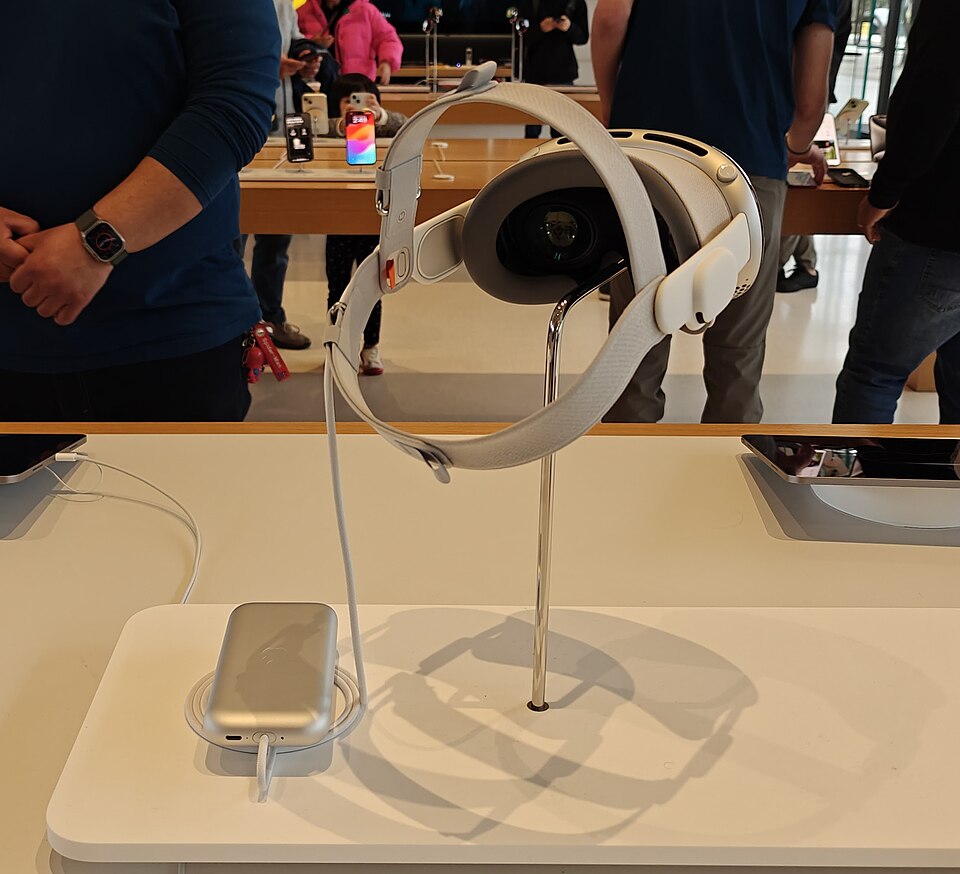 Apple's Ambitious Plan: Seven Headsets and Glasses by 2028