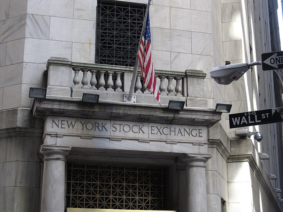 Wall Street Experiences Losses Amid Trade Tensions and Earnings Reports