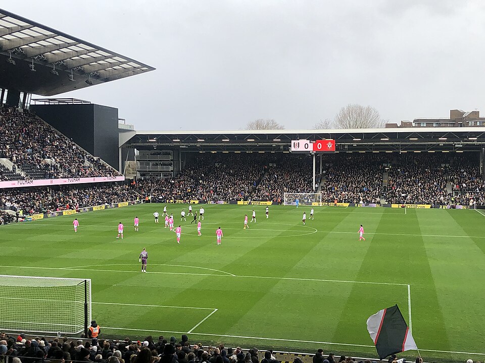 Liverpool Competes with Manchester United for Tyler Dibling's Transfer